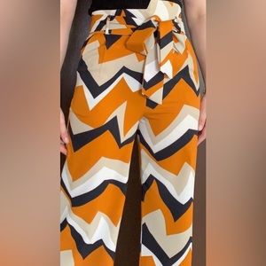 Beautiful paper pants that can be worn on any events.